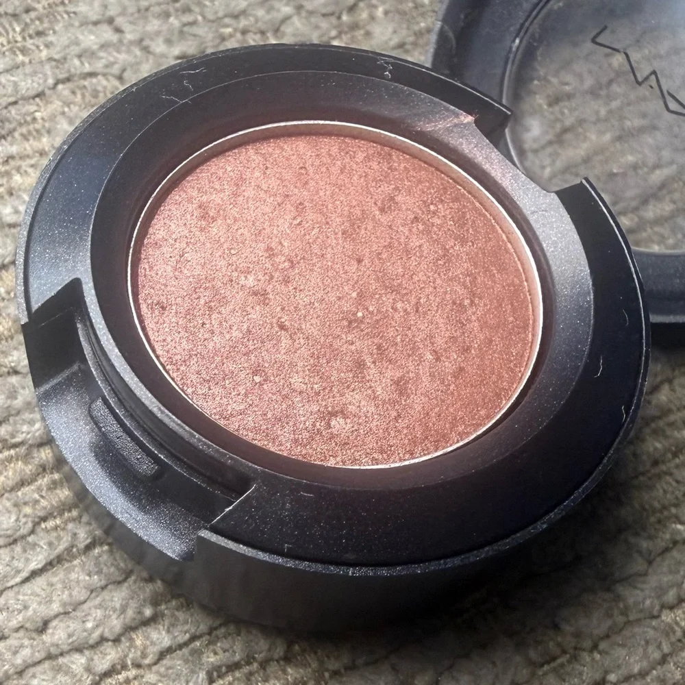 MAC Cosmetics CUT TO FIT Eyeshadow discontinued